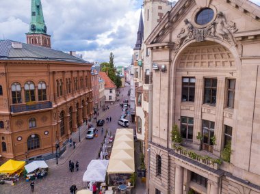 Riga, Letonya, 21 Haziran 2018: Letonca Radyo binada Riga Dome Cathedral Square, tarihi kent (Vecriga), Riga, Letonya, Avrupa Midsummer kutlama ile Pazar 