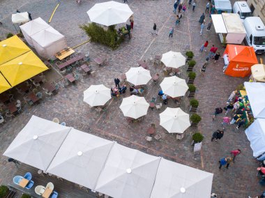 Riga, Letonya, 21 Haziran 2018: Letonca Radyo binada Riga Dome Cathedral Square, tarihi kent (Vecriga), Riga, Letonya, Avrupa Midsummer kutlama ile Pazar 