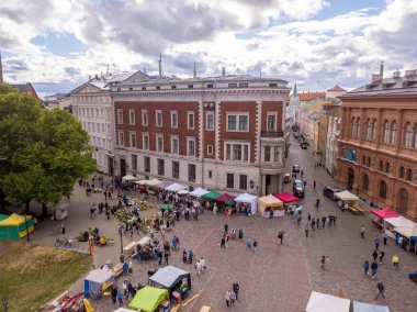 Riga, Letonya, 21 Haziran 2018: Letonca Radyo binada Riga Dome Cathedral Square, tarihi kent (Vecriga), Riga, Letonya, Avrupa Midsummer kutlama ile Pazar 
