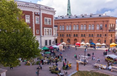 Riga, Letonya, 21 Haziran 2018: Letonca Radyo binada Riga Dome Cathedral Square, tarihi kent (Vecriga), Riga, Letonya, Avrupa Midsummer kutlama ile Pazar 