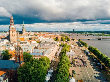 Güzel bir bulutlu gün Riga üzerinden. Yaz ortası nehir Daugava kutlamak için bir araya insanlar. Havadan görünümü yukarıdaki. 