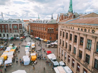 Riga, Letonya, 21 Haziran 2018: Letonca Radyo binada Riga Dome Cathedral Square, tarihi kent (Vecriga), Riga, Letonya, Avrupa Midsummer kutlama ile Pazar 