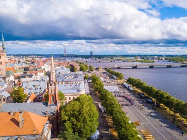 Güzel bir bulutlu gün Riga üzerinden. Yaz ortası nehir Daugava kutlamak için bir araya insanlar. Havadan görünümü yukarıdaki. 