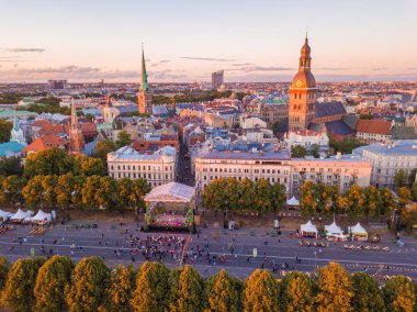 Büyülü günbatımı hava görünümünü sırasında 