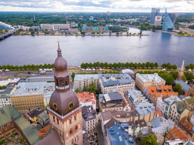 Riga, Letonya, 21 Haziran 2018: Letonca Radyo binada Riga Dome Cathedral Square, tarihi kent (Vecriga), Riga, Letonya, Avrupa Midsummer kutlama ile Pazar 