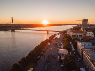 Büyülü günbatımı hava görünümünü sırasında 