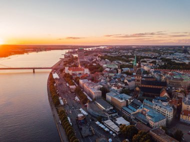 Büyülü günbatımı hava görünümünü sırasında 
