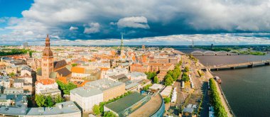 Güzel bir bulutlu gün Riga üzerinden. Yaz ortası nehir Daugava kutlamak için bir araya insanlar. Havadan görünümü yukarıdaki. 