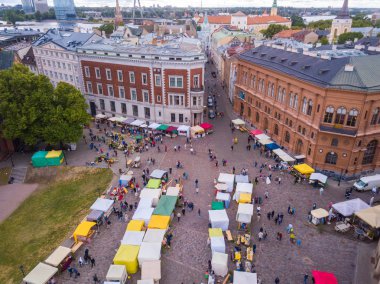 Riga, Letonya, 21 Haziran 2018: Letonca Radyo binada Riga Dome Cathedral Square, tarihi kent (Vecriga), Riga, Letonya, Avrupa Midsummer kutlama ile Pazar 