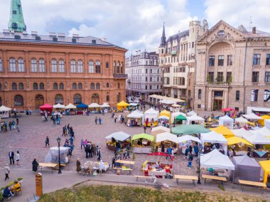 Riga, Letonya, 21 Haziran 2018: Letonca Radyo binada Riga Dome Cathedral Square, tarihi kent (Vecriga), Riga, Letonya, Avrupa Midsummer kutlama ile Pazar 