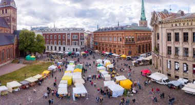 Riga, Letonya, 21 Haziran 2018: Letonca Radyo binada Riga Dome Cathedral Square, tarihi kent (Vecriga), Riga, Letonya, Avrupa Midsummer kutlama ile Pazar 