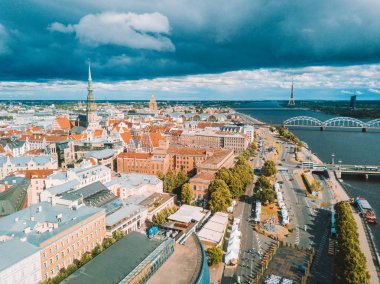 Güzel bir bulutlu gün Riga üzerinden. Yaz ortası nehir Daugava kutlamak için bir araya insanlar. Havadan görünümü yukarıdaki. 
