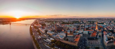 Büyülü günbatımı hava görünümünü sırasında 