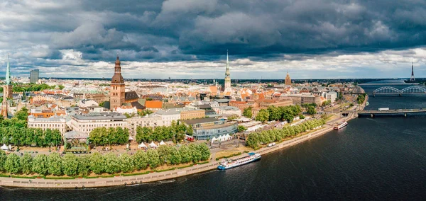 Hermoso Día Nublado Sobre Riga Gente Reuniéndose Para Celebrar Verano —  Fotos de Stock