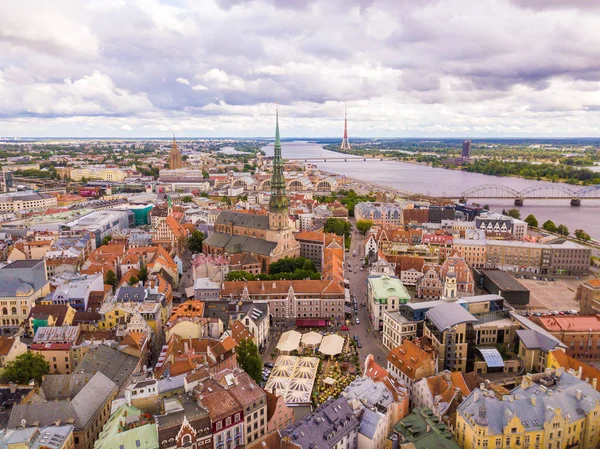 Riga, Letonya, 21 Haziran 2018: Letonca Radyo binada Riga Dome Cathedral Square, tarihi kent (Vecriga), Riga, Letonya, Avrupa Midsummer kutlama ile Pazar 