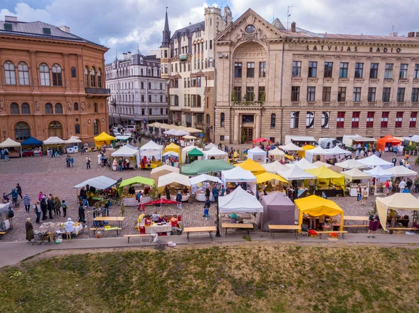 Riga, Letonya, 21 Haziran 2018: Letonca Radyo binada Riga Dome Cathedral Square, tarihi kent (Vecriga), Riga, Letonya, Avrupa Midsummer kutlama ile Pazar 