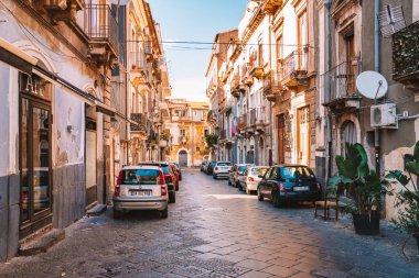 10 Mayıs 2018. Catania, İtalya. Catania dar rahat sokaklarında küçük binalar ve farklı restoranlar.