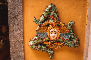İtalya, Sicilya, Medusa, 20-06-2018: Medusa seramik Başkanı ile bir genç kızın güzel yüz. Gorgon medusa Sicilya Tanrıça yenilmezlik simgeleyen bir amblemi olduğunu