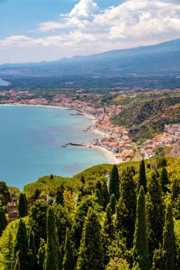 Güzel İtalyan ada sahil şeridine kayalıklarla plaj ve Sicilya yakınındaki Lüks Yatlar.