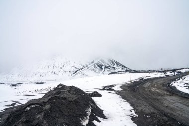 Vahşi Etna Yanardağı arazi en yanardağ kar ve kül yollarda ile. 