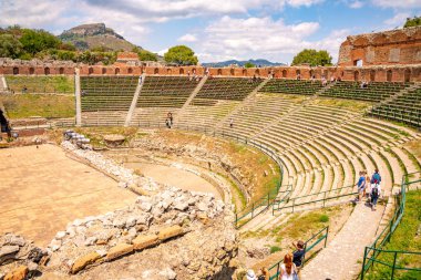 20 Mayıs 2018. Taormina, İtalya. Antik Yunan tiyatro, Taormina yakıcı güneş altında kazanı. Sicilya, İtalya. Panorama.