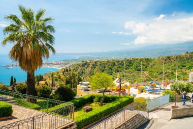 04 Temmuz 2018. Taormina, İtalya. Güzel eski şehir, Taormina küçük sokakları, çiçek, kafeler ve avuç içi. 