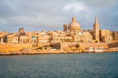 Mount Carmel Our Lady ve St. Paul's Anglikan yanlısı Katedrali, Valletta, Malta başkenti şehir kiliseleri ile Sliema güzel günbatımı Valletta siluetinin panoramik manzaraya.
