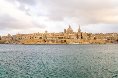 Mount Carmel Our Lady ve St. Paul's Anglikan yanlısı Katedrali, Valletta, Malta başkenti şehir kiliseleri ile Sliema güzel günbatımı Valletta siluetinin panoramik manzaraya.