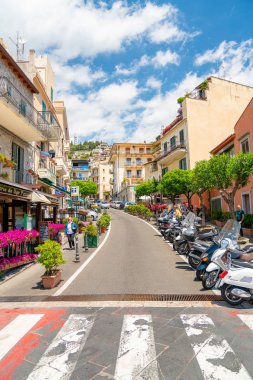 04 Temmuz 2018. Taormina, İtalya. Güzel eski şehir, Taormina küçük sokakları, çiçek, kafeler ve avuç içi.