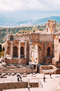20 Mayıs 2018. Taormina, İtalya. Antik Yunan tiyatro, Taormina yakıcı güneş altında kazanı. Sicilya, İtalya. Panorama.