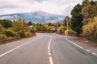 Sicilya yalnız yolda ufukta Etna yanardağ patlama. Güzel ve vahşi doğa.
