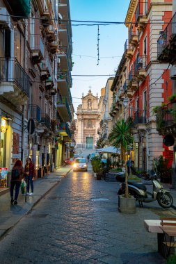 10 Mayıs 2018. Catania, Sicilya. Küçük dükkanlar ve kafeler eski Avrupa beldesi dar rahat gece sokaklarda.