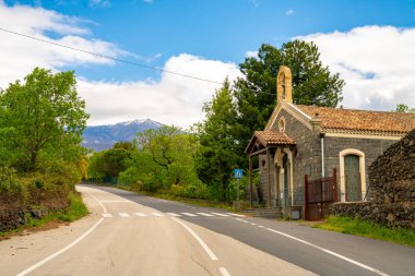 Etna Yanardağı arka planda ile yolun kenarında yalnız ev.