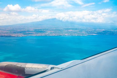 Sicilya Adası bir uçakla uçan penceresinde Etna Yanardağı manzaralı. 