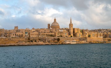 Mount Carmel Our Lady ve St. Paul's Anglikan yanlısı Katedrali, Valletta, Malta başkenti şehir kiliseleri ile Sliema güzel günbatımı Valletta siluetinin panoramik manzaraya.