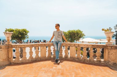 20 Mayıs 2018. Taormina, İtalya. Okyanus tarafından balkonda duran genç adam