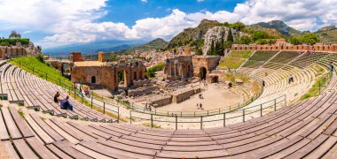 20 Mayıs 2018. Taormina, İtalya. Antik Yunan tiyatro, Taormina yakıcı güneş altında kazanı. Sicilya, İtalya. Panorama.