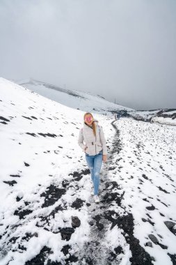Yürüyüş ve kar ve kül Etna Yanardağı kadar yürüyüş ve Genç kız.