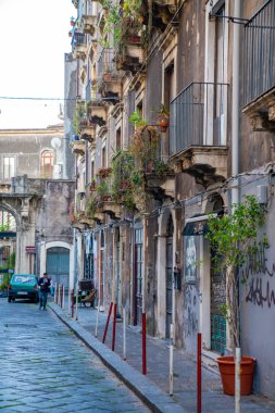 10 Mayıs 2018. Catania, İtalya. Catania dar rahat sokaklarında küçük binalar ve farklı restoranlar. 