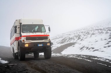 5 Mayıs 2018. Etna, Sicilya. Yol gezi kamyon en yüksek otobüs durağında volkan Mount Etna (3323 m), Sicilya, İtalya için yolcu taşımak