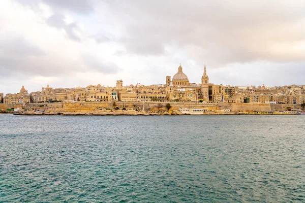 Panoramisch Uitzicht Valletta Skyline Prachtige Zonsondergang Vanuit Sliema Met Kerken — Stockfoto