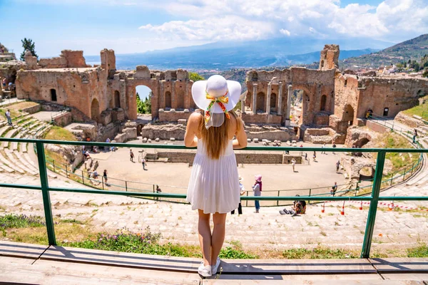 Jule 2018 Taormina Italia Hermosa Muchacha Vestido Blanco Largo Sombrero — Foto de Stock