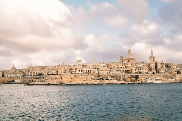 Panorámás Kilátással Valletta Városára Gyönyörű Naplemente Sliema Egyházakkal Szűzanya Mount — Stock Fotó