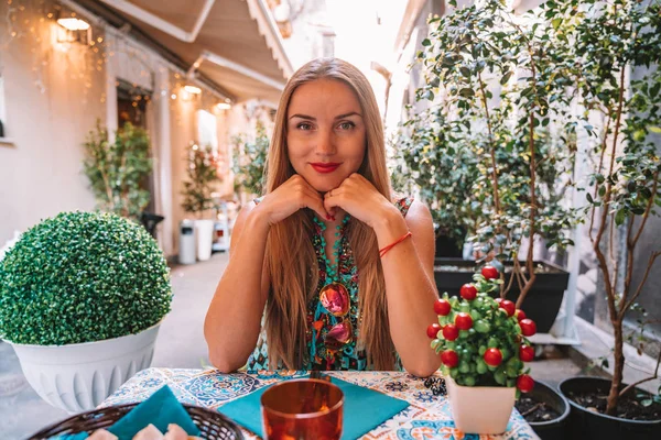 Beautiful Girl Having Lunch Street Cafe Italy — Stock Photo, Image