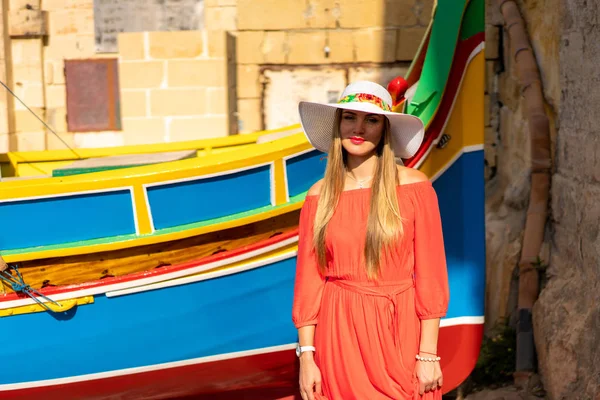 Hermosa Chica Vestido Rojo Largo Sombrero Blanco Que Explora Isla — Foto de Stock