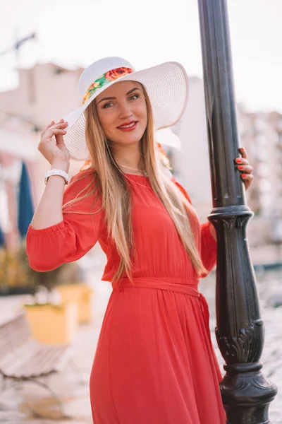 Hermosa Chica Vestido Rojo Largo Sombrero Blanco Que Explora Isla — Foto de Stock