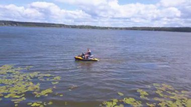 Jet Ski, tropikal Gölü, tatil kavramı havadan görünümü bir genç adam. Bir su motosiklet yarış.