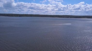 Jet Ski, tropikal Gölü, tatil kavramı havadan görünümü bir genç adam. Bir su motosiklet yarış.