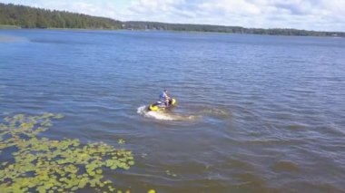 Jet Ski, tropikal Gölü, tatil kavramı havadan görünümü bir genç adam. Bir su motosiklet yarış.