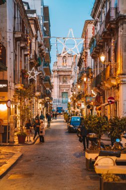 10 Mayıs 2018. Catania, Sicilya. Küçük dükkanlar ve kafeler eski Avrupa beldesi dar rahat gece sokaklarda.